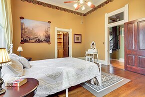 Walk to Parks & Cafes: Historic Jeanerette Home