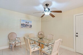 4 Mi to Warm Mineral Springs: Canal-front Getaway