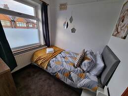 3 Bed Spacious House With Parking