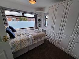 3 Bed Spacious House With Parking