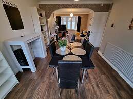 3 Bed Spacious House With Parking