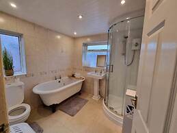 3 Bed Spacious House With Parking