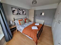 3 Bed Spacious House With Parking