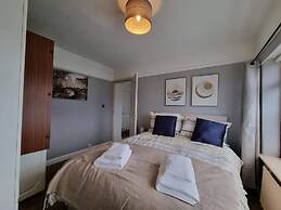 3 Bed Spacious House With Parking