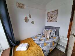 3 Bed Spacious House With Parking