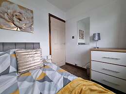 3 Bed Spacious House With Parking