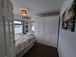 3 Bed Spacious House With Parking