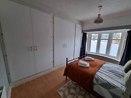 3 Bed Spacious House With Parking