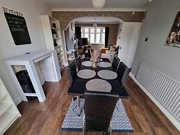 3 Bed Spacious House With Parking