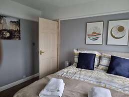 3 Bed Spacious House With Parking