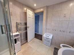 3 Bed Spacious House With Parking