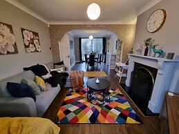 3 Bed Spacious House With Parking