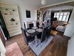 3 Bed Spacious House With Parking