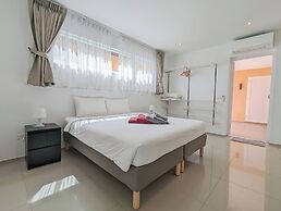 Poolside Apartments and Rooms