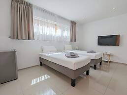 Poolside Apartments and Rooms