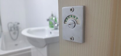 Ashfield House by Cyber Living - Modern Stay!