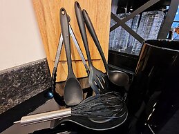 Ashfield House by Cyber Living - Modern Stay!