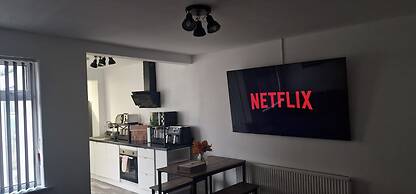 Ashfield House by Cyber Living - Modern Stay!