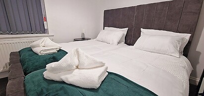 Ashfield House by Cyber Living - Modern Stay!