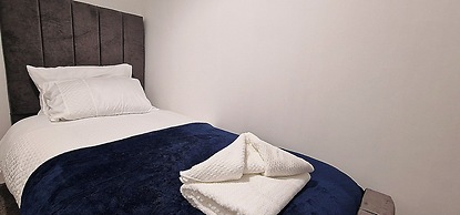 Ashfield House by Cyber Living - Modern Stay!