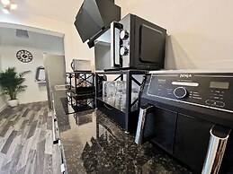 Ashfield House by Cyber Living - Modern Stay!