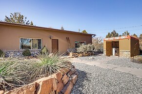 Artsy Studio w/ Patio: 25 Mi to Santa Fe