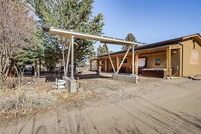Artsy Studio w/ Patio: 25 Mi to Santa Fe