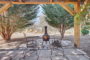 Artsy Studio w/ Patio: 25 Mi to Santa Fe