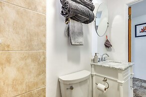 Artsy Studio w/ Patio: 25 Mi to Santa Fe