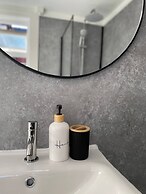 Modern Townhouse-free Parking-game Room-w-ifi