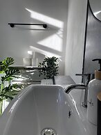 Modern Townhouse-free Parking-game Room-w-ifi