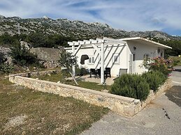 Charming Apartment in Lukovo Šugarje With Mountain Views