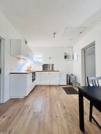 Maison proche rivière avec jardin
