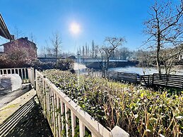 Maison proche rivière avec jardin