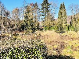 Maison proche rivière avec jardin