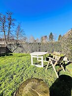 Maison proche rivière avec jardin