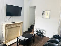 Weekend Escape- 4 Bedroom House in Stoke-on-trent