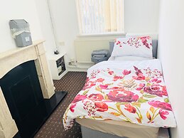 Weekend Escape- 4 Bedroom House in Stoke-on-trent