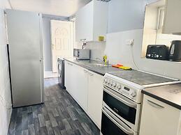 Weekend Escape- 4 Bedroom House in Stoke-on-trent