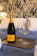 Urban Chic Luxury Suite Apartments