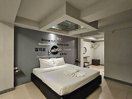 Hollywood Dannok Hotel