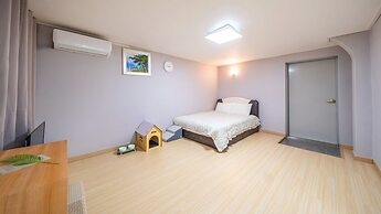 Pocheo Welcome Paw and Meow Pet Pension