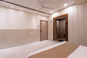 Shining hills by Lawrence Hotels