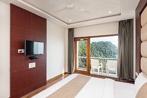 Shining hills by Lawrence Hotels