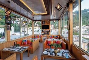 Shining hills by Lawrence Hotels