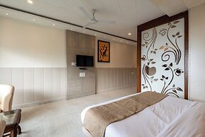 Shining hills by Lawrence Hotels