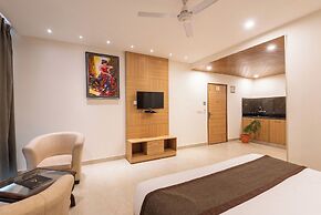 Shining hills by Lawrence Hotels