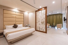 Shining hills by Lawrence Hotels