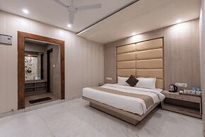 Shining hills by Lawrence Hotels