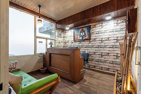 Shining hills by Lawrence Hotels